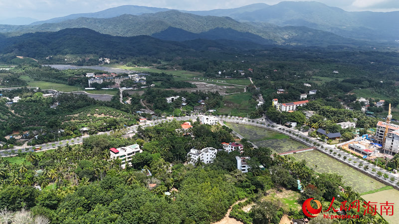 俯瞰抱前村。人民網(wǎng)記者 牛良玉攝