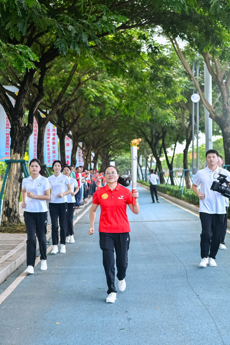 火炬手黃麗萍。省七屆民族運動會執(zhí)委會供圖