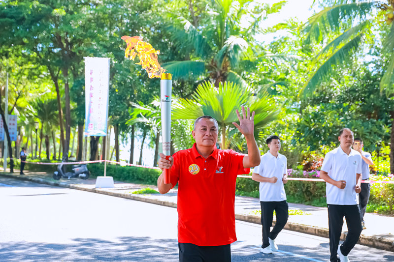 火炬手鐘進(jìn)華。省七屆民族運(yùn)動會執(zhí)委會供圖