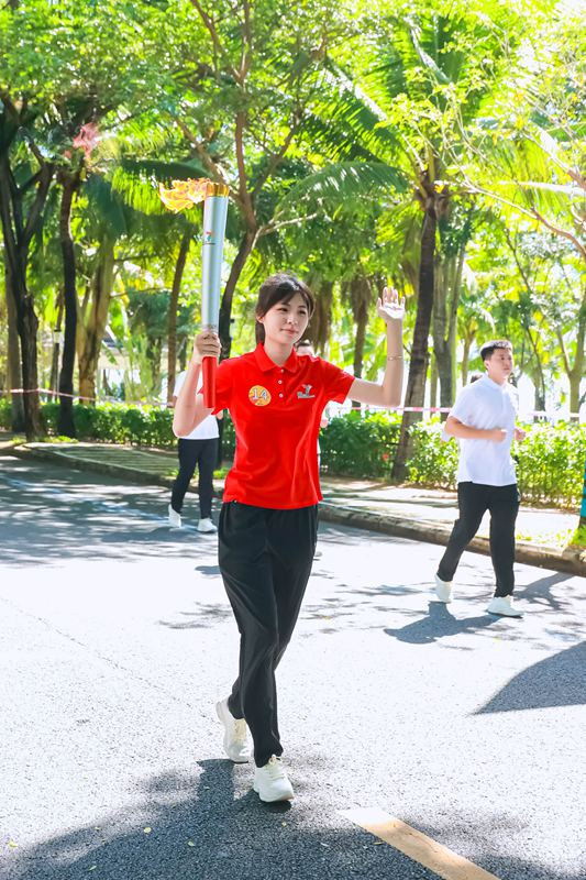 火炬手郭秀好。省七屆民族運動會執(zhí)委會供圖