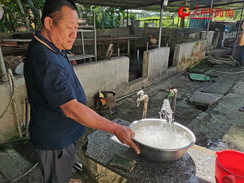 告別山泉水，保亭黎族苗族自治縣響水鎮(zhèn)大本村村民喝上自來水。（人民網(wǎng)記者 毛雷攝）