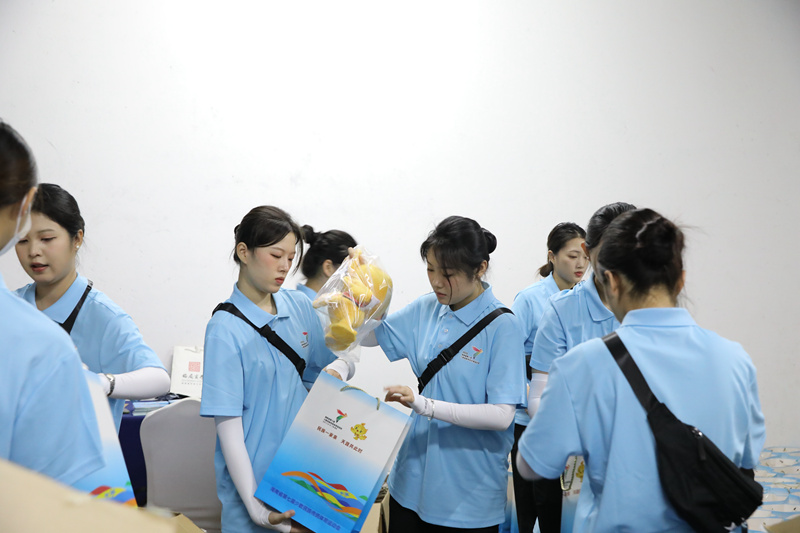 志愿者們正緊鑼密鼓地分裝“伴手禮”。人民網記者 牛良玉攝