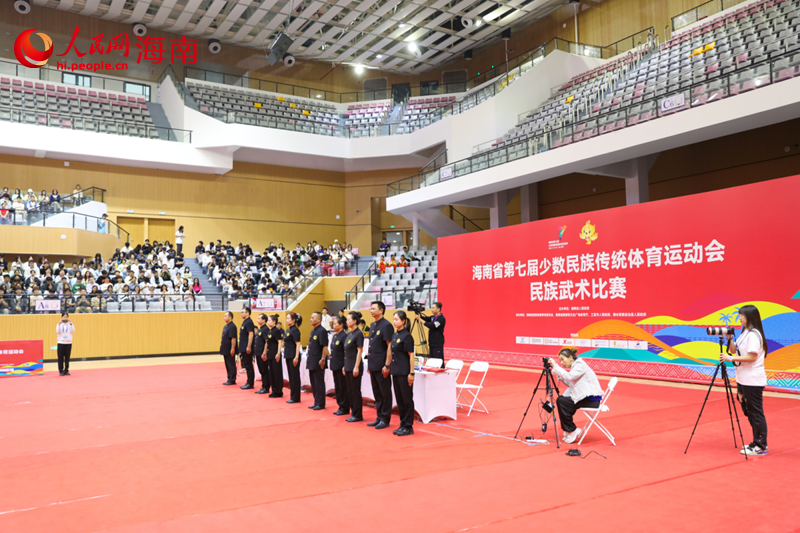 比賽即將開始，裁判員入場。人民網(wǎng)記者 牛良玉攝