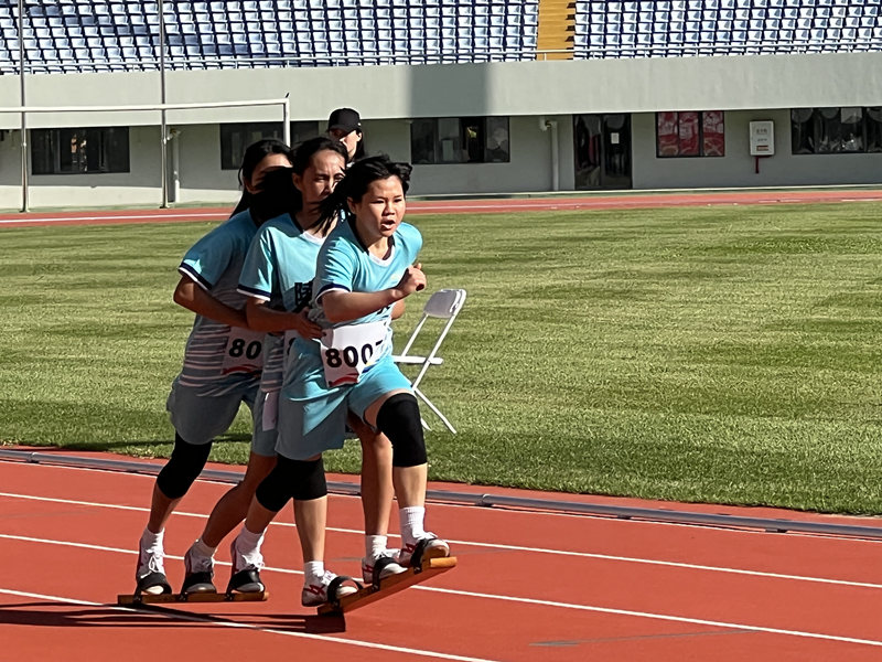 板鞋競速比賽現(xiàn)場。人民網(wǎng)李學(xué)山攝