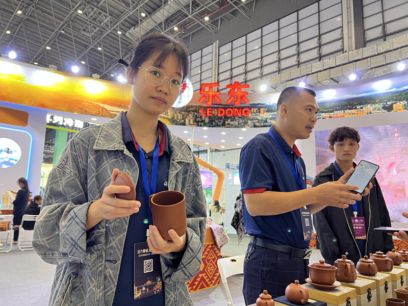 樂東展區(qū)的紫金陶茶具。人民網記者李學山攝