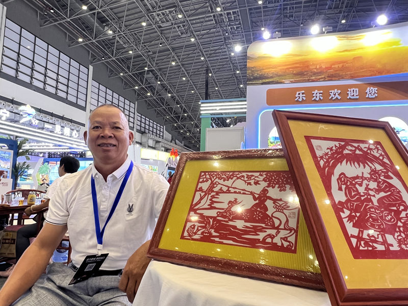 林文生和他的剪紙作品。人民網記者李學山攝
