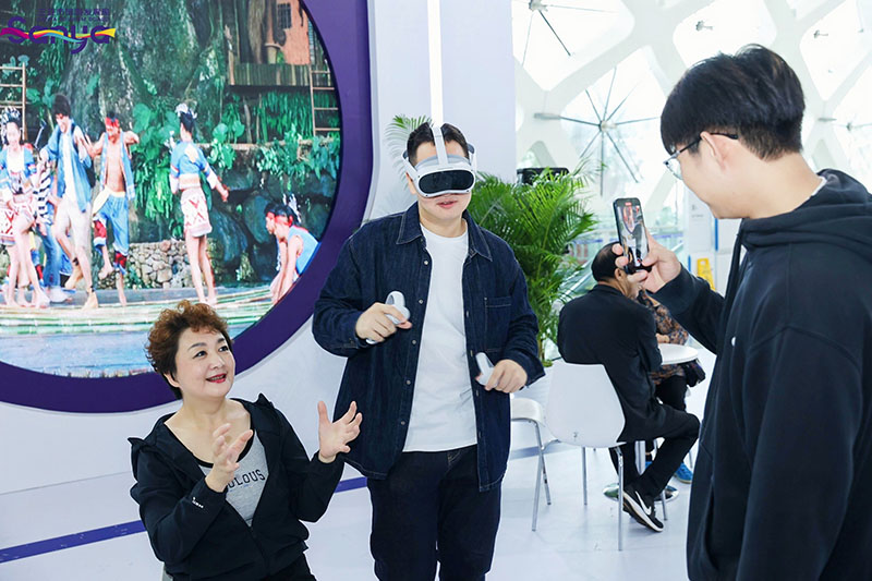 休博會嘉賓代表在“三亞館”體驗(yàn)VR互動。三亞市旅游發(fā)展局供圖