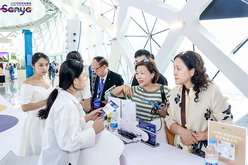 休博會嘉賓代表在“三亞館”展臺前與企業(yè)進(jìn)行交流互動。三亞市旅游發(fā)展局供圖