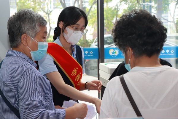 三亞市崖州區(qū)政務服務大廳提供熱心貼心的政務服務，頻頻受到辦事群眾好評。