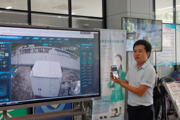 三亞市崖州區(qū)政務服務大廳現(xiàn)場演示“無人機查勘”。