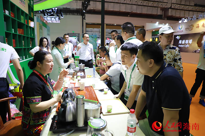 觀展觀眾現(xiàn)場(chǎng)品嘗了解海南農(nóng)墾茶葉產(chǎn)品。人民網(wǎng)記者 牛良玉攝