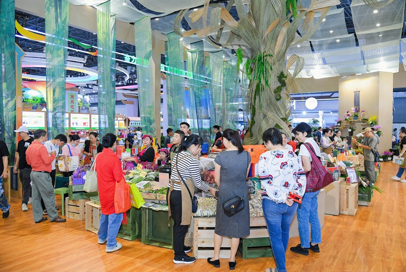 市民游客在冬交會(huì)上選購農(nóng)產(chǎn)品。主辦方供圖