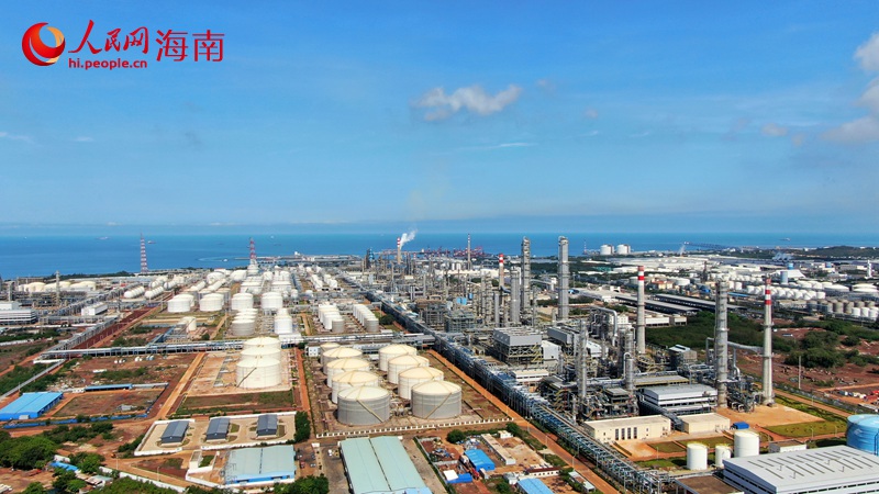 洋浦經(jīng)濟(jì)開發(fā)區(qū)石化功能區(qū)。人民網(wǎng)記者 符武平攝.JPG