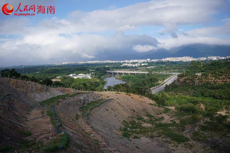 正在修復的礦山。 人民網(wǎng)記者 孟凡盛攝