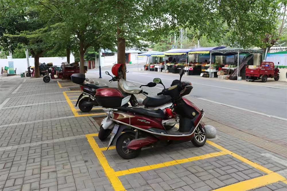 非機動車有序停放在改造后的停車。昌江供圖位內