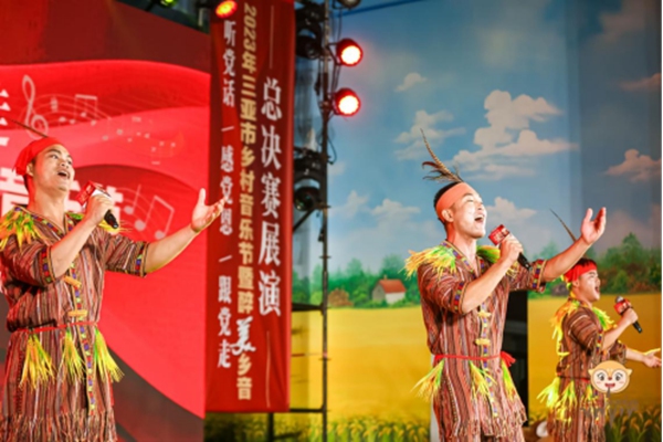 來自三亞市天涯區(qū)分賽區(qū)的黎賽組合唱跳演繹黎族民歌《豐收歌》獲第二名。