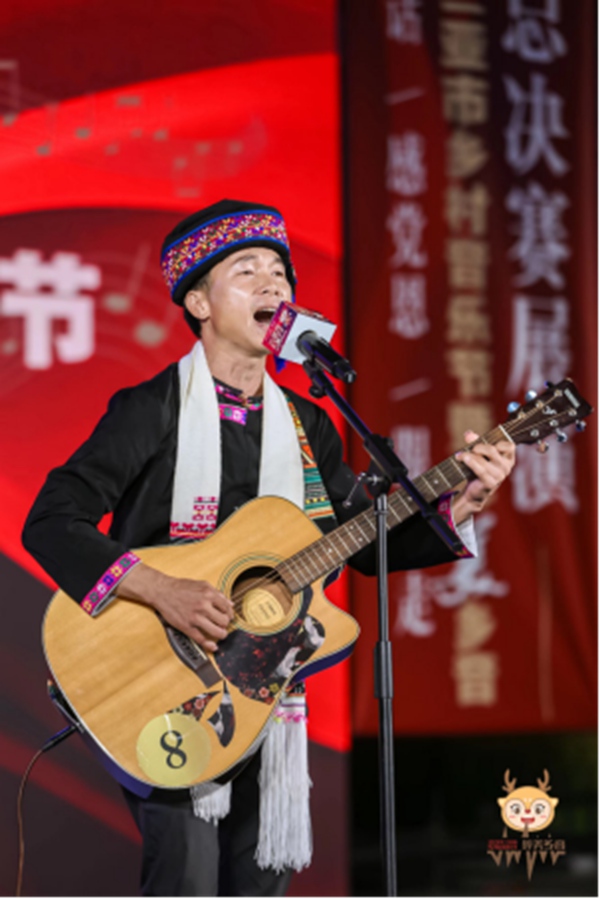 來自三亞市育才生態(tài)區(qū)的苗族小哥鄧蝗榮吉他彈唱原創(chuàng)苗族民歌《苗家戀歌》獲第三名。