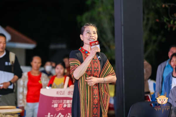 大眾評審周彩萍是三亞市育才生態(tài)區(qū)馬腳村委會那供三隊(duì)村民，現(xiàn)場清唱黎族民歌《哥從哪里來》。