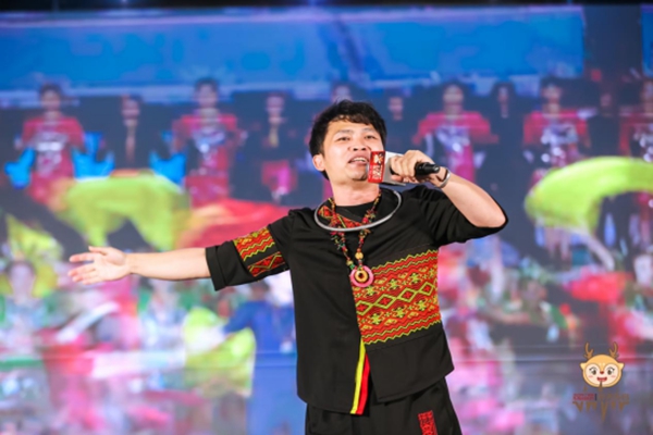 保亭黎族歌手阿儂子黎激情開場演唱黎族民歌《奔格內(nèi)》《抓魚歌》。
