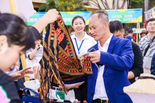 2023年“三亞經(jīng)濟(jì)圈鄉(xiāng)村旅游伴手禮”產(chǎn)品上線會(huì)發(fā)布現(xiàn)場(chǎng)。
