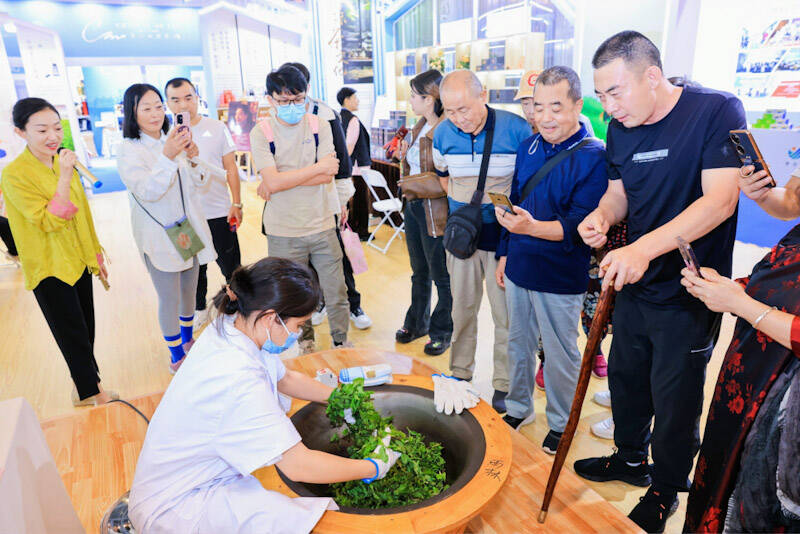 觀眾了解制茶工藝。主辦方供圖