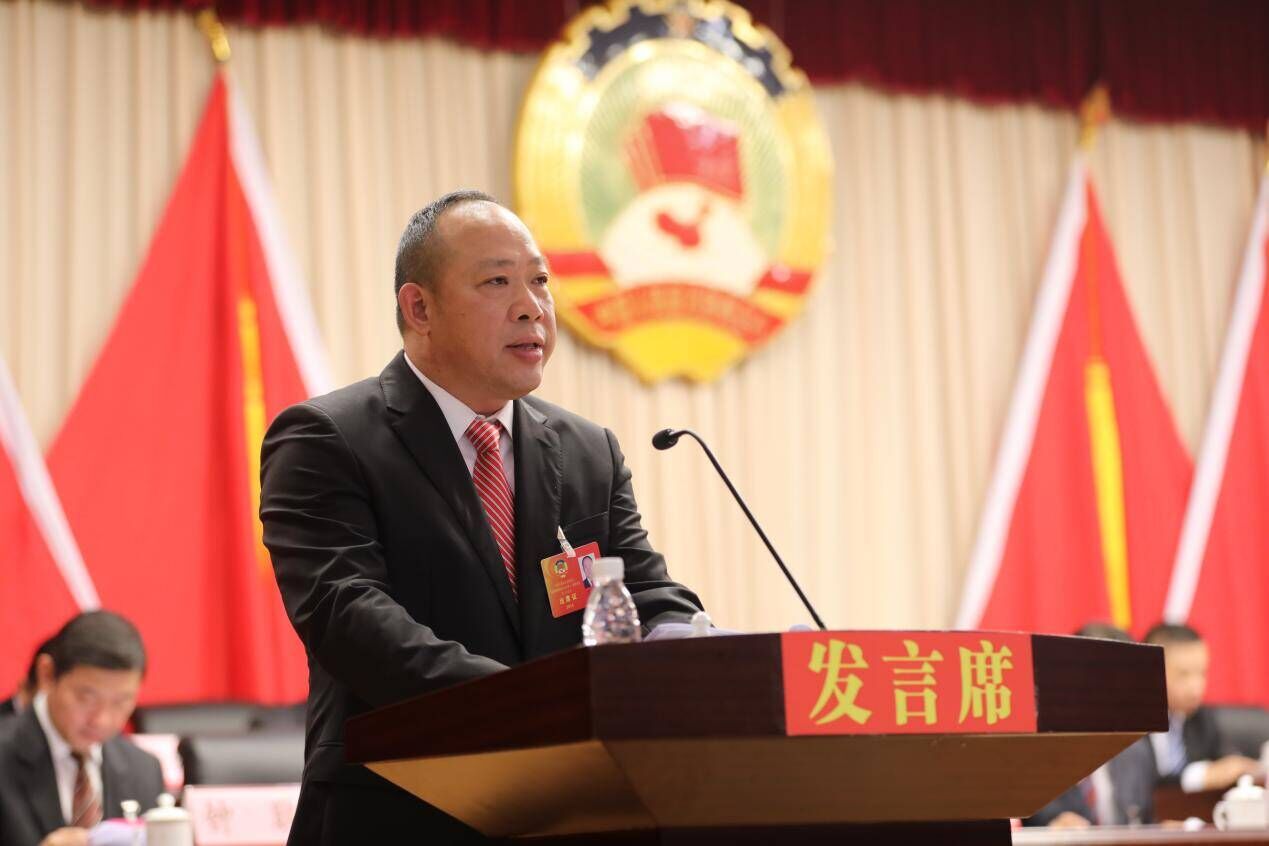 王文平代表政協(xié)保亭黎族苗族自治縣第十一屆委員會(huì)常務(wù)委員會(huì)向大會(huì)做工作報(bào)告。保亭縣委宣傳部供圖
