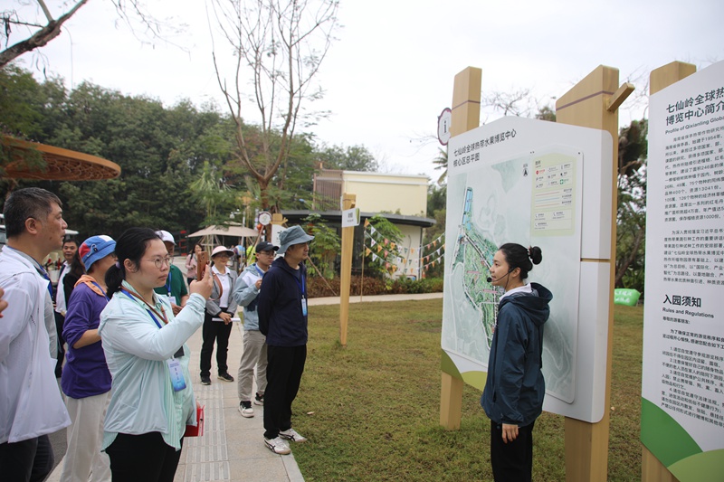 七仙嶺果博中心講解員向采訪團成員介紹園區(qū)建設(shè)情況。陳期財攝