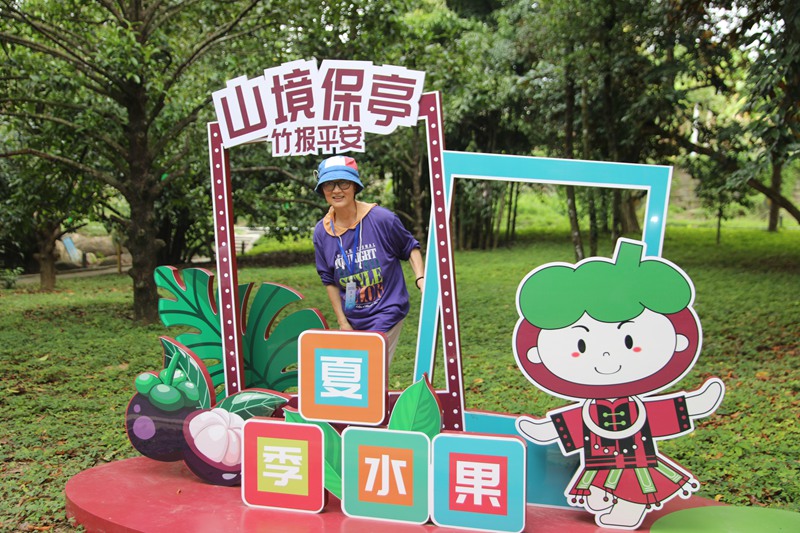 采訪團成員在七仙嶺果博中心內(nèi)打卡。陳期財攝
