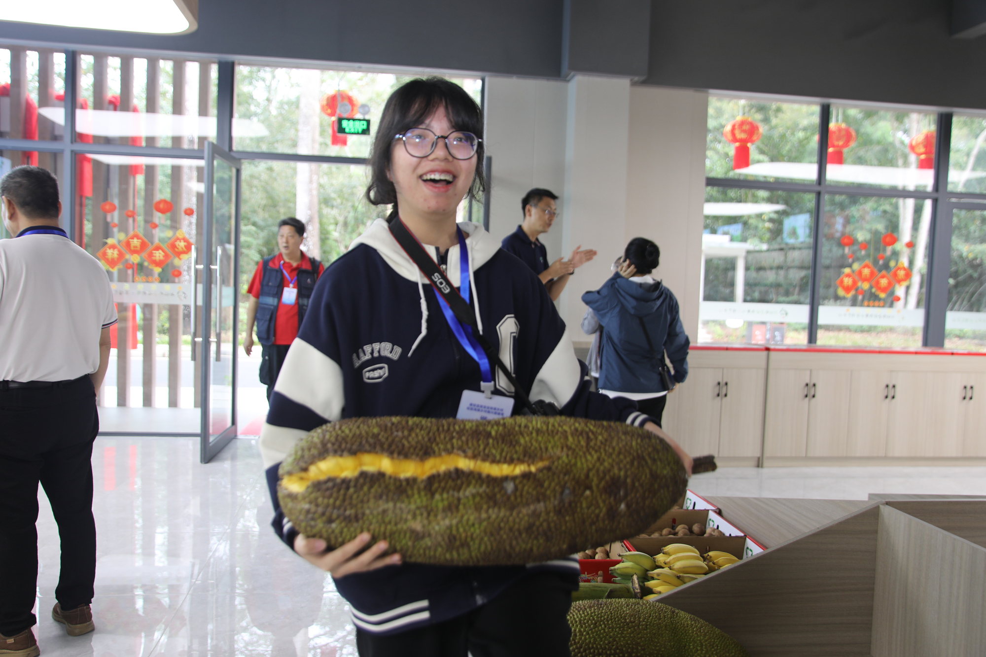 七仙嶺果博中心里面的各種奇珍異果讓來(lái)此參觀的游客目不暇接。