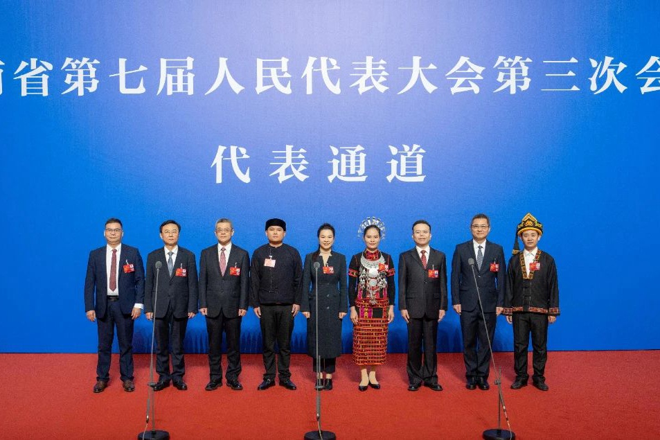 通民心道民意 9位省人大代表亮相“代表通道”代表通道邀請到9位省人大代表來到現場與大家見面，并回答記者朋友們關心、關注的問題。...