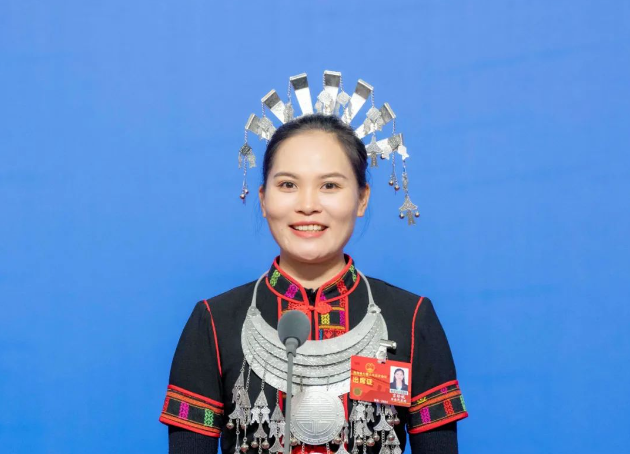 吉珍妮：弘揚黎族文化 讓更多的年輕人接觸和了解黎族民歌海南樂東思源實驗高級中學音樂一級教師、體育衛(wèi)生藝術處副主任吉珍妮回答記者提問...