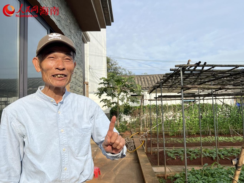 馮書斌向記者介紹自家小院。人民網(wǎng)記者 李學(xué)山攝