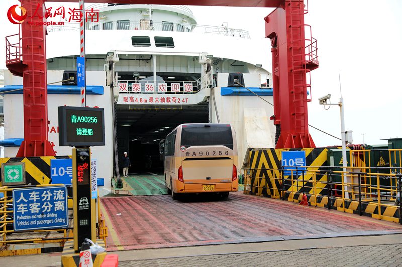 1月26日，?？谛潞８?，車輛上船等待離港。 人民網(wǎng)記者 孟凡盛攝
