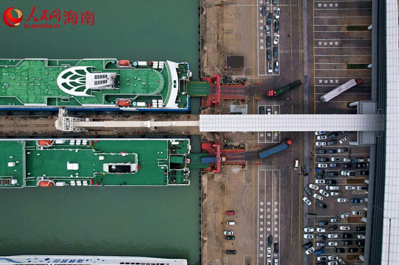 1月26日，海口新海港，船舶?？吭诟劭冢却囕v上下船。 人民網(wǎng)記者 孟凡盛攝