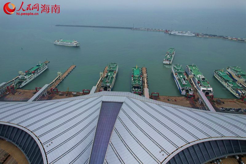 1月26日，?？谛潞８?，船舶正有序進(jìn)港。 人民網(wǎng)記者 孟凡盛攝