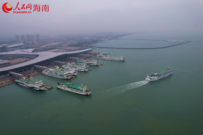 1月26日，?？谛潞８?，兩艘輪渡已先后離港。 人民網(wǎng)記者 孟凡盛攝