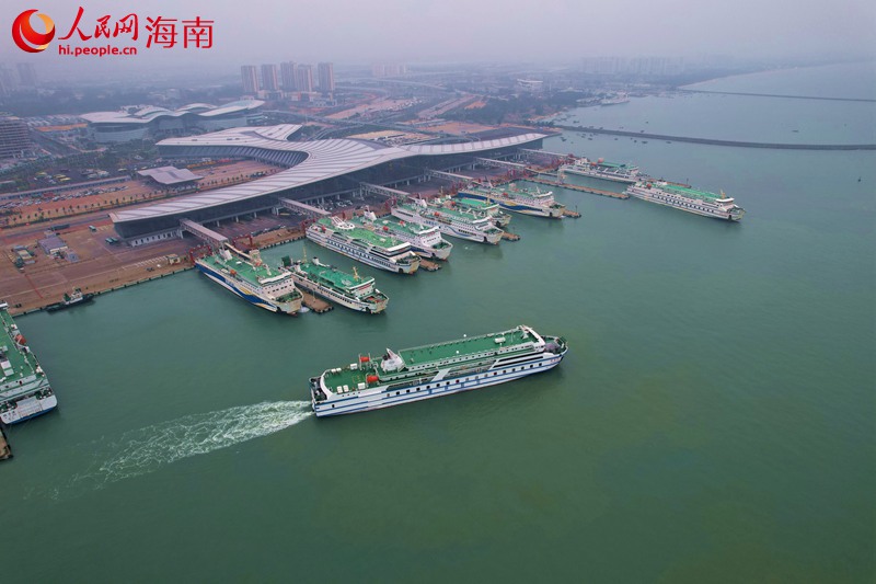 1月26日，?？谛潞８?，滿載車輛及人員的輪渡已離港。 人民網(wǎng)記者 孟凡盛攝
