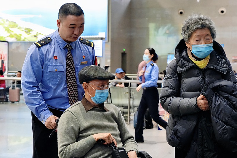 車站提供輪椅服務(wù)送老年旅客進(jìn)站乘車。 廖琴琴攝