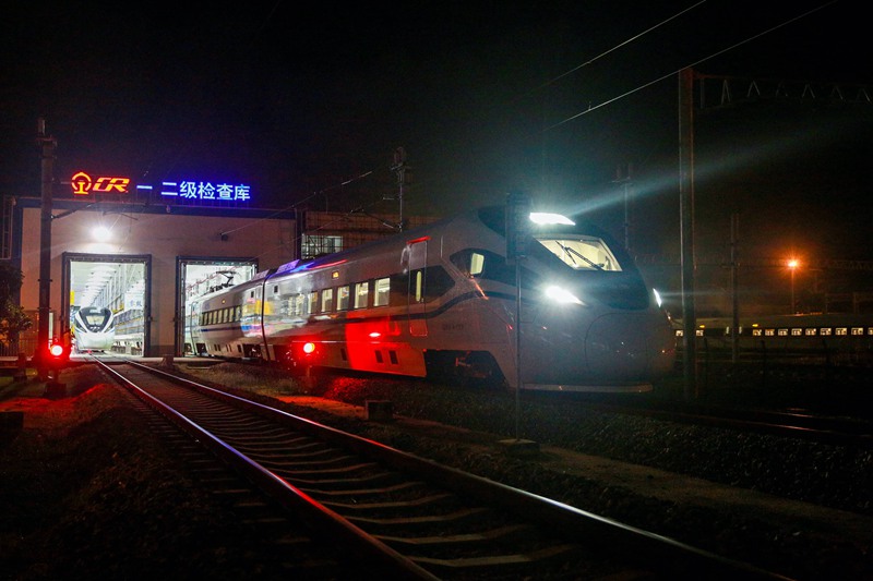 為保障春運(yùn)，對(duì)動(dòng)車(chē)組進(jìn)行檢查。李必政攝