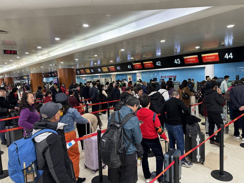 在海口美蘭國(guó)際機(jī)場(chǎng)，旅客排隊(duì)辦理值機(jī)手續(xù)。 云蕾攝
