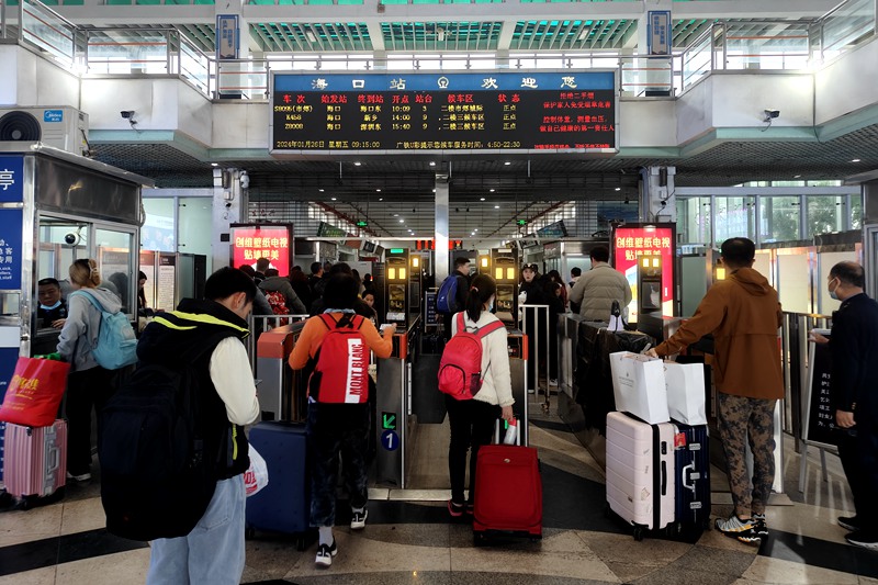 在?？谡?，旅客排隊(duì)進(jìn)站。唐璐璐攝