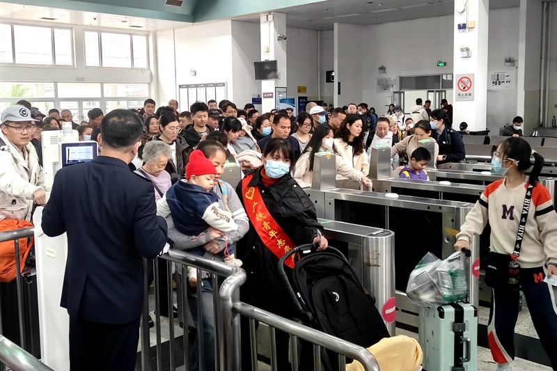 在?？谡?，旅客排隊進(jìn)站。唐璐璐攝