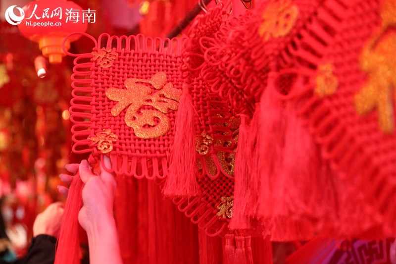 店內(nèi)掛滿年貨產(chǎn)品。 人民網(wǎng)記者 孟凡盛攝