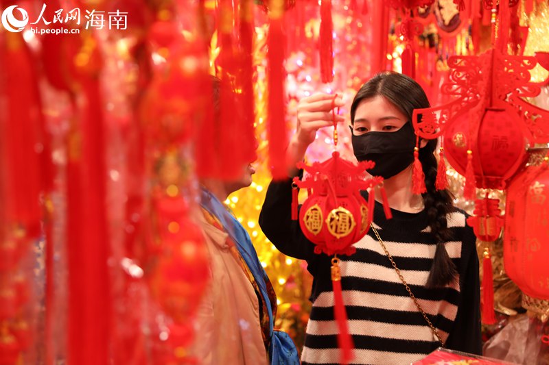 市民選購(gòu)紅燈籠。 人民網(wǎng)記者 孟凡盛攝