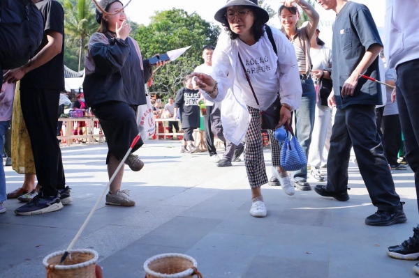 五指山市毛納村村民用本地民族特色的春節(jié)民俗吸引游客前往打卡。