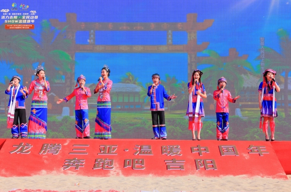 三亞市吉陽區(qū)趣味沙灘馬拉松活動在亞龍灣海底世界沙灘舉行。吉陽區(qū)旅文局供圖