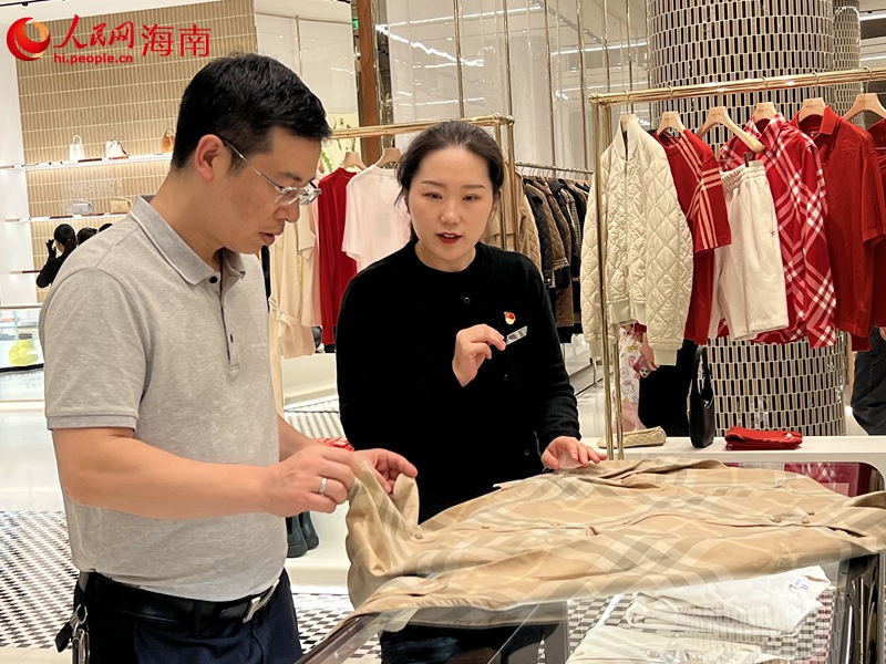 唐微雯向客人介紹商品。人民網(wǎng)記者 李學山攝