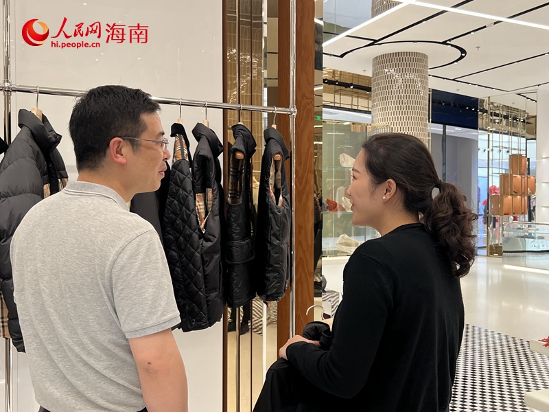 唐微雯向客人介紹商品。人民網(wǎng)記者 李學山攝