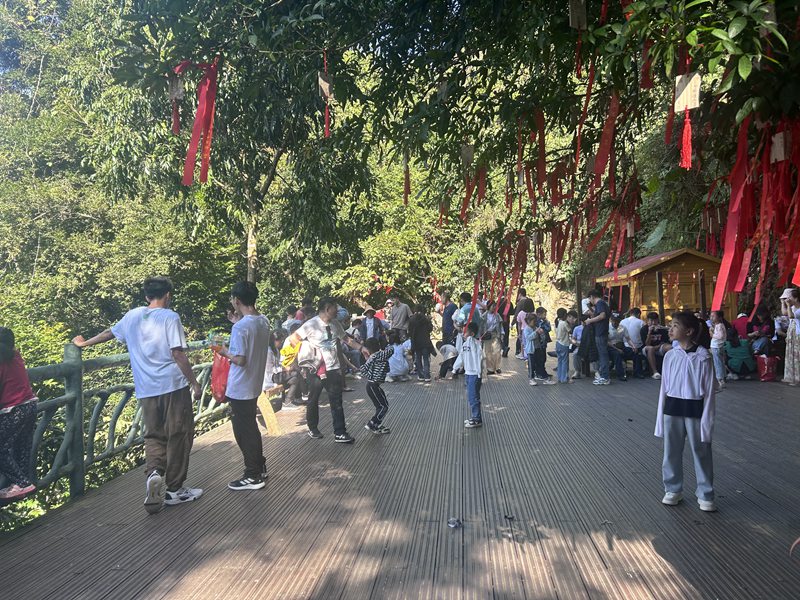 景區(qū)人流如織。陳笑笑攝