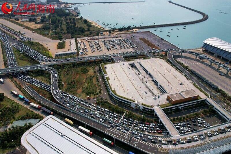 2月18日，海口新海港附近停車場(chǎng)等待上船的車輛。 人民網(wǎng)記者 孟凡盛攝
